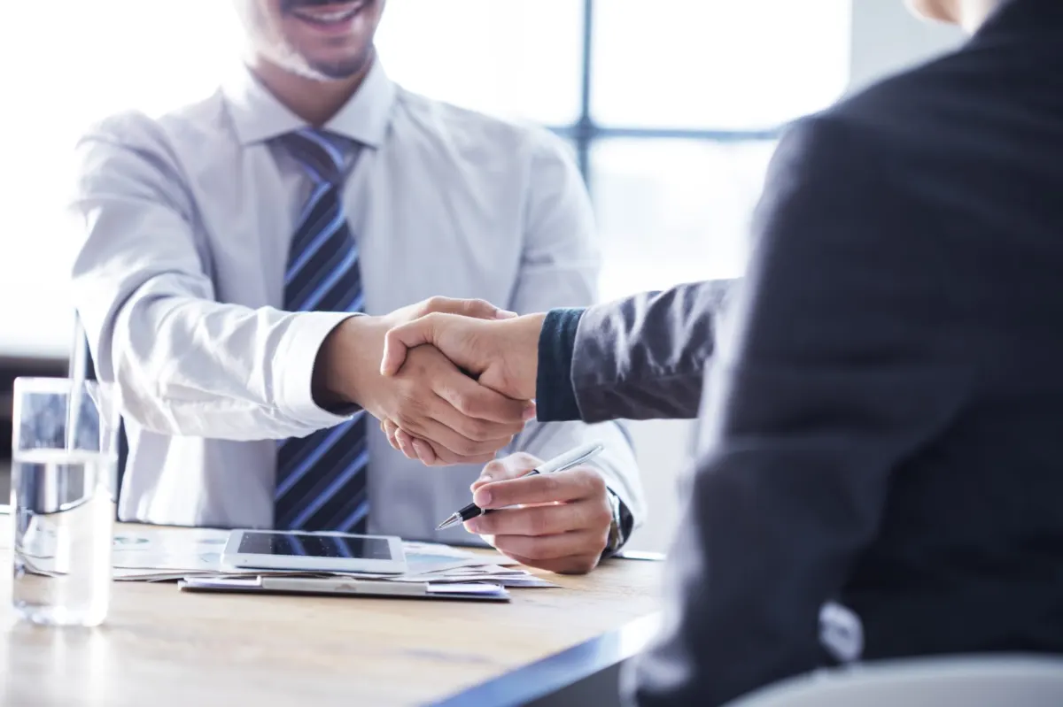 Hai người bắt tay trong một cuộc trao đổi công việc